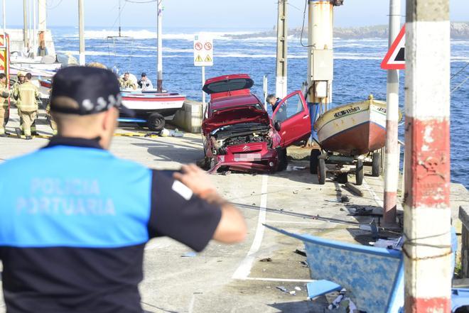 Sufre una indisposición al volante y el choque contra una lancha evita que su coche se precipite al mar en O Portiño