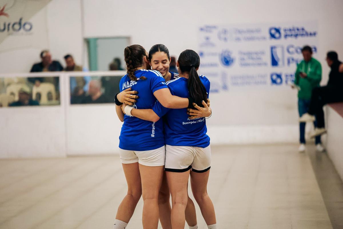 El trío de Bonrepòs i Mirambell celebrant la victòria de l'anada de semifinals.