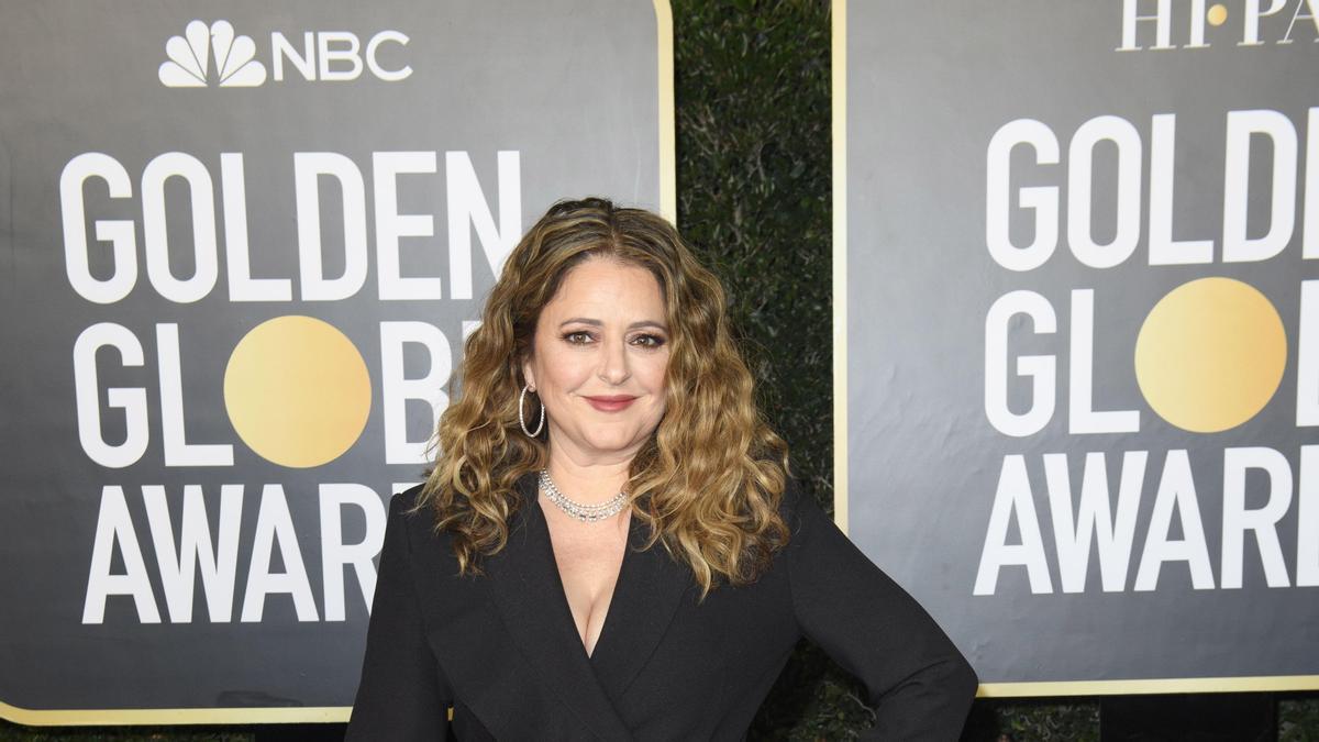 Annie Mumolo posa en la alfombra roja de los Globos de Oro.