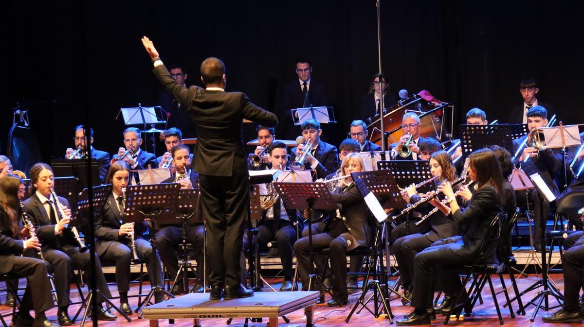 La Sociedad Musical La Tropical de Benigànim interpretando una de las marchas durante el concierto.