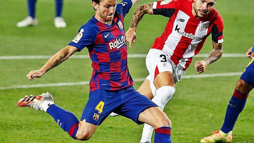 Rakitic dispara a portería en la acción del gol del partido.