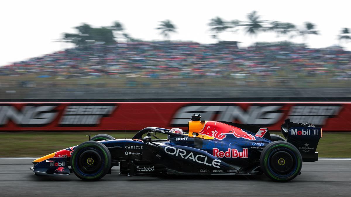 Verstappen, en acción en Sepang