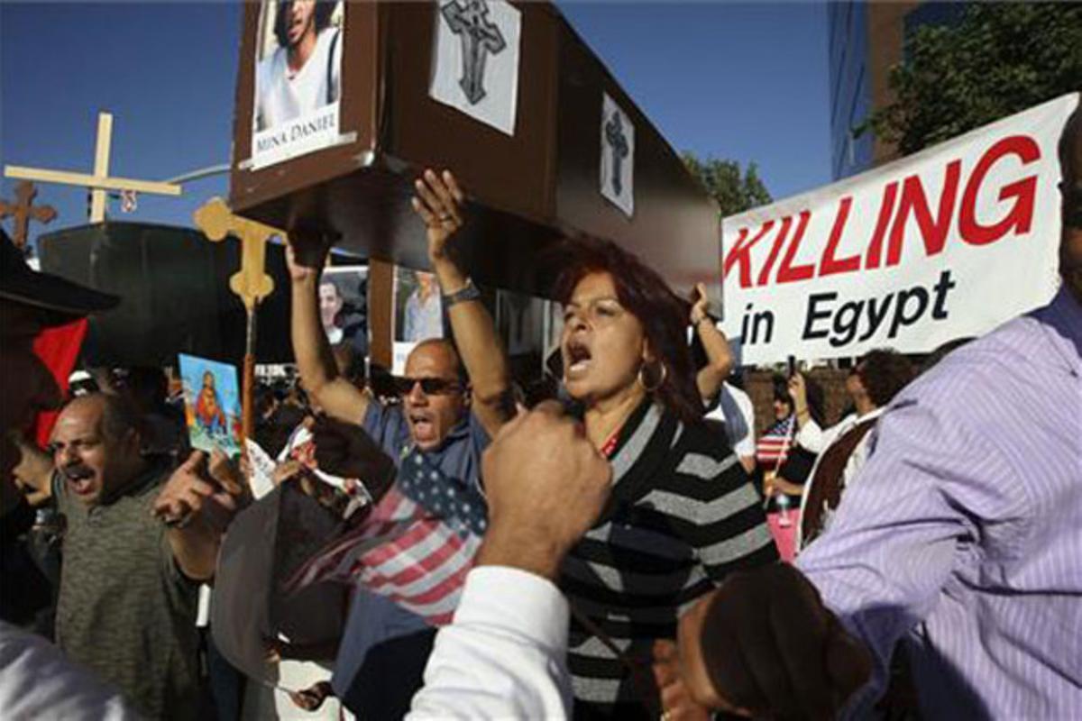Un grup de coptes protesten a Los Angeles (Califòrnia) per la mort de 25 persones després dels enfrontaments de la setmana passada al Caire entre cristians i la policia militar.