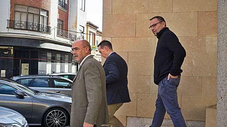 Luciano Huerga saliendo del Juzgado tras declarar junto a su abogado y el edil Fernando Marcos