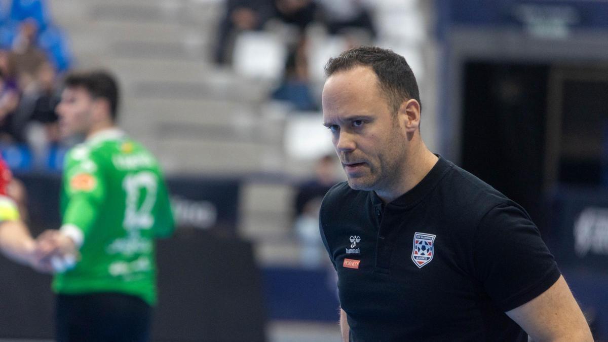Roi Sánchez, serio por lo que ve en la cancha durante un partido del Horneo fuera de Alicante.