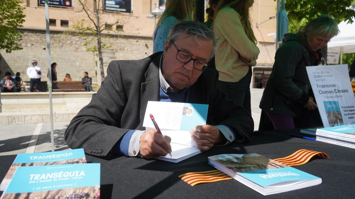 Francesc Comas signant llibres en la darrera diada de Sant Jordi