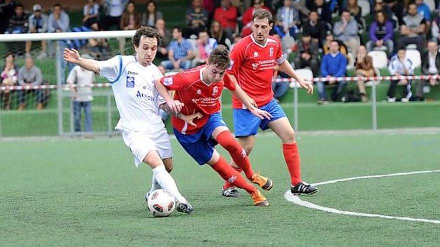 El turonés Rubén presiona a un jugador del Mosconia, con su compañero Pablo Paniagua a su lado.