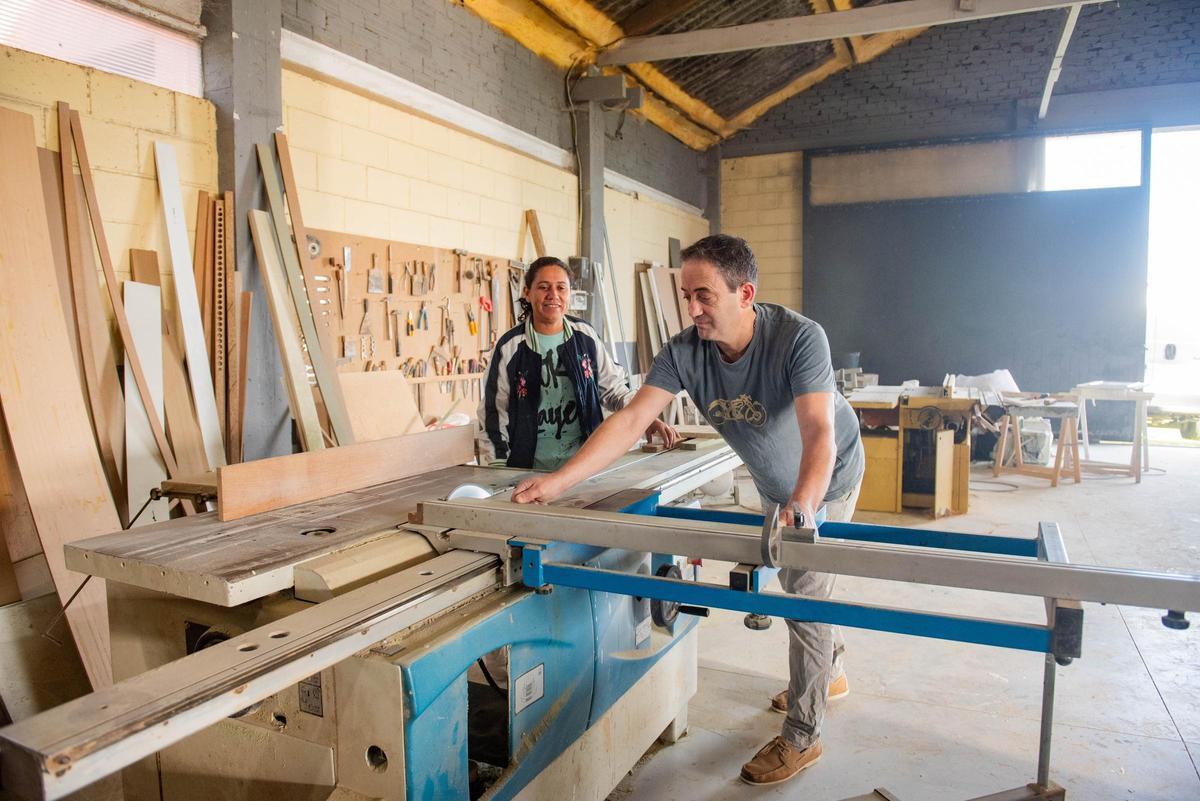 Fernando Meizoso, en su taller de madera de Carral.