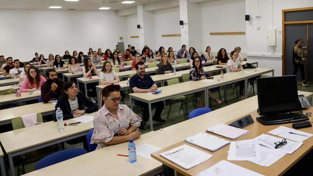 Aspirantes examinándose en una anterior oposición del SMS.