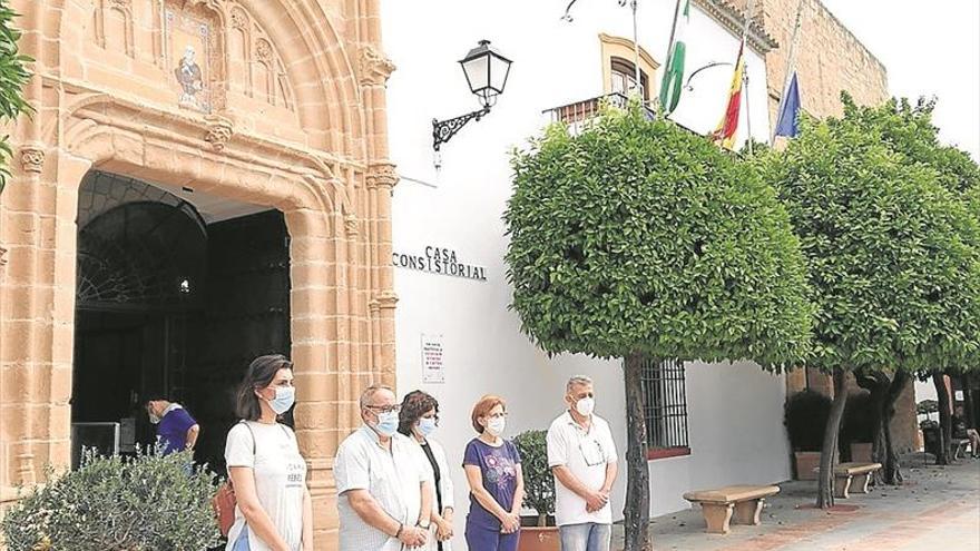 Minuto de silencio en los pueblos por los fallecidos durante la pandemia