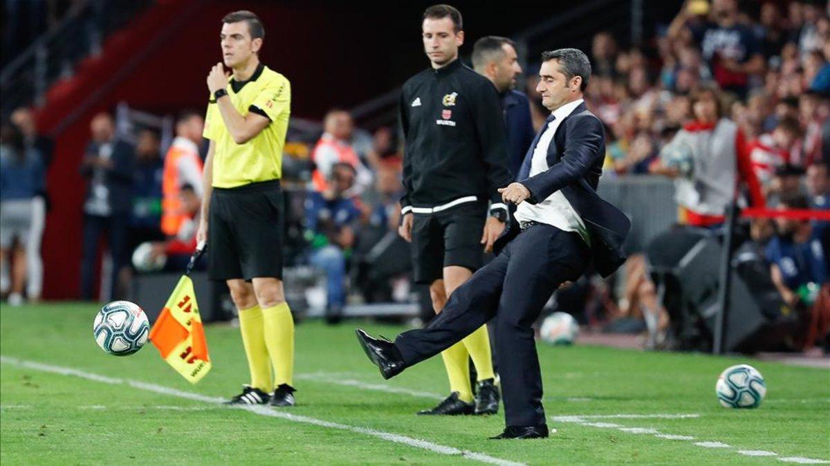 Valverde devuelve un balón al campo en Granada