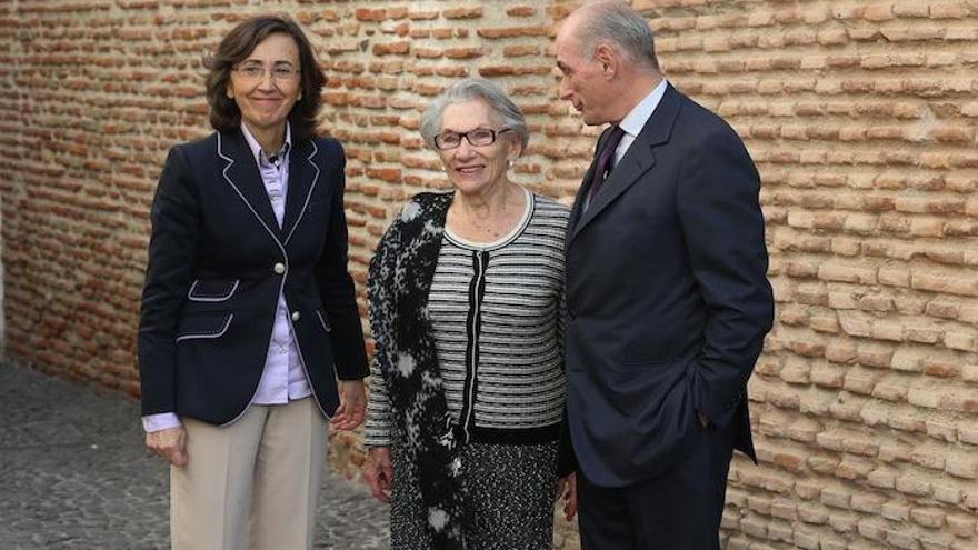La consejera de Cultura, Rosa Aguilar, junto a Christine y Bernard Ruiz Picasso.
