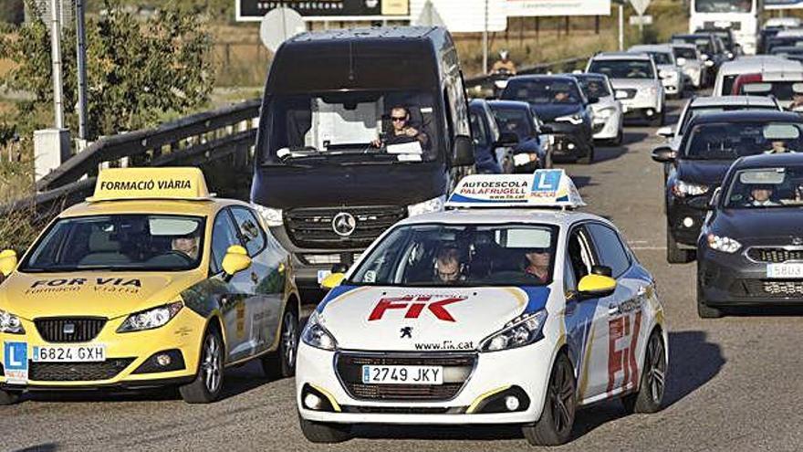 Cotxes d&#039;autoescola fent pràctiques a la carretera C-65, a Salt.