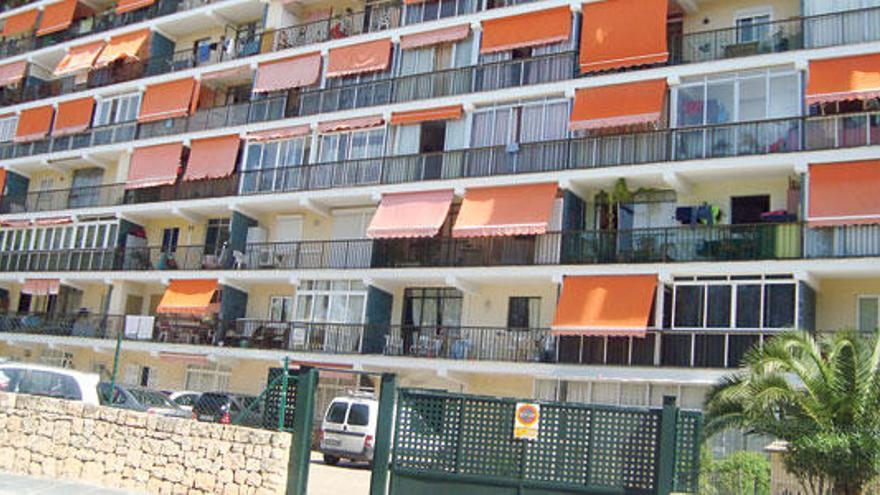 Un turista, herido grave al caer desde el tercer piso de un edificio en Mallorca