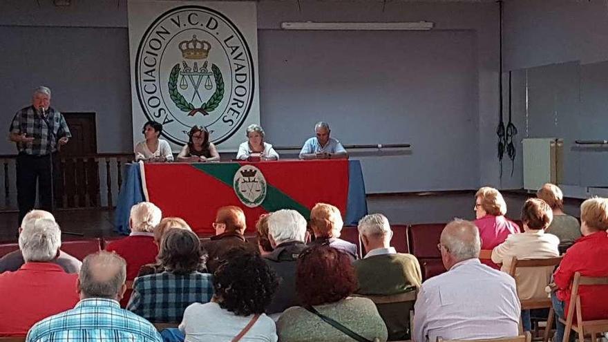 Eduardo Rodríguez, durante su intervención en la asamblea de ayer en Lavadores. // FdV