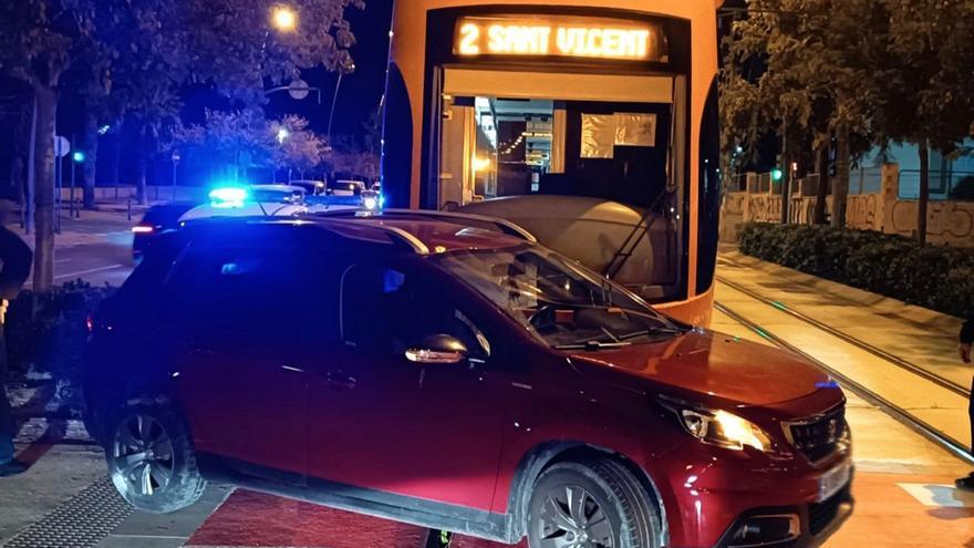 Heridas una mujer y una menor al chocar un coche con un tranvía en Alicante