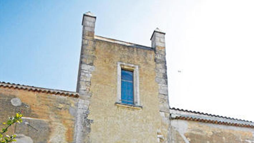 El antiguo patio de armas del Palau, con la Torre del Homenaje.