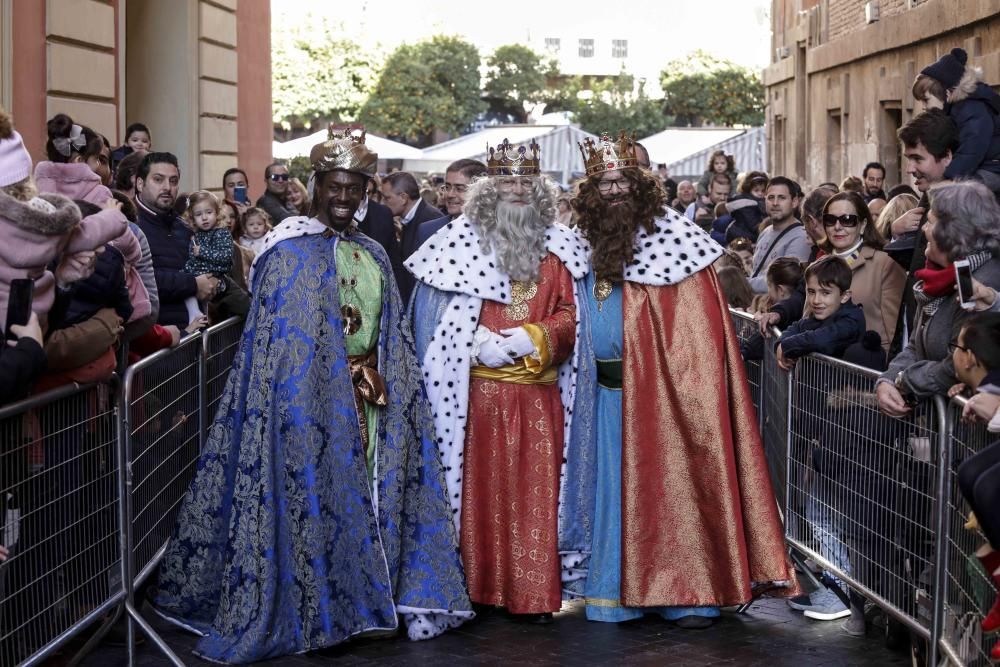 Los Reyes Magos llegan a Murcia repartiendo Roscón