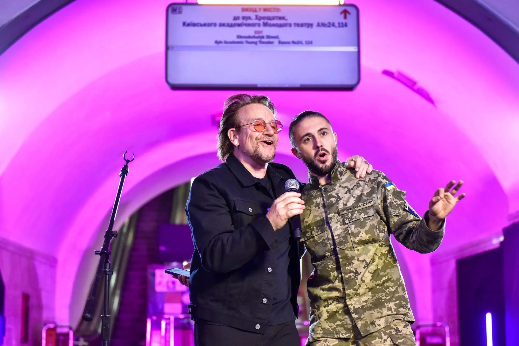 U2 visita Ucrania y ofrece un pequeño concierto en una estación de metro usada como refugio