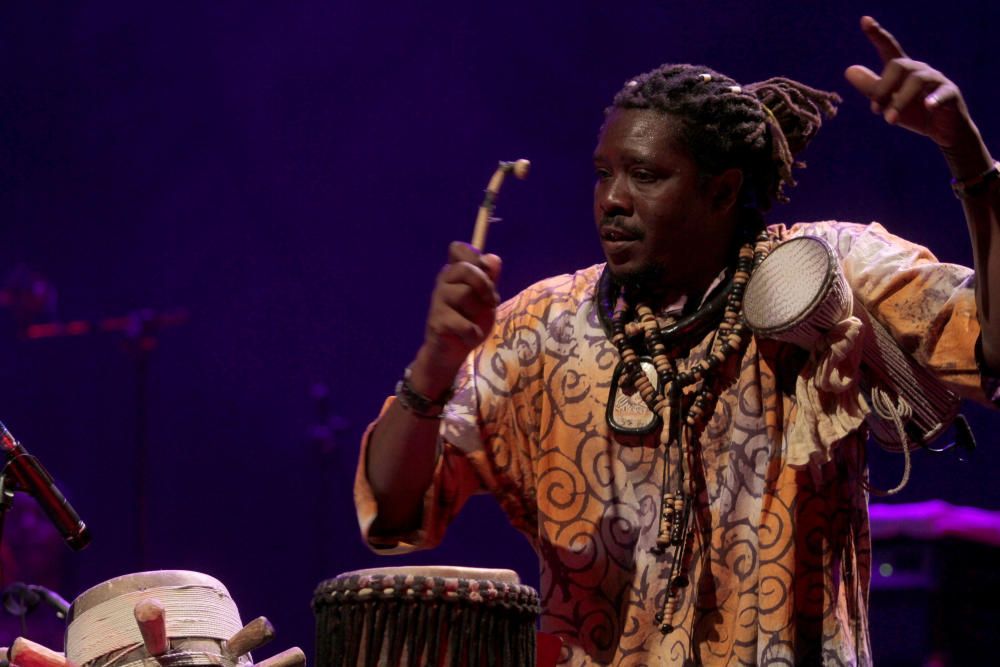 Cheikh Lô agradece el Premio Especial con un derroche de su voz comprometida