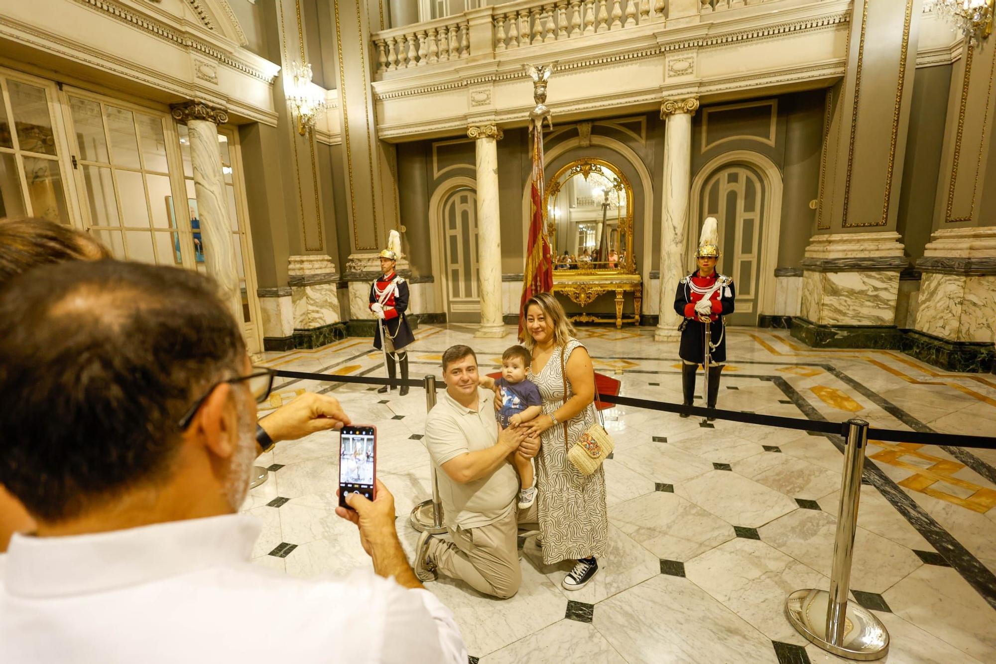 El centro se llena en vísperas del Nou d'Octubre para ver la Senyera