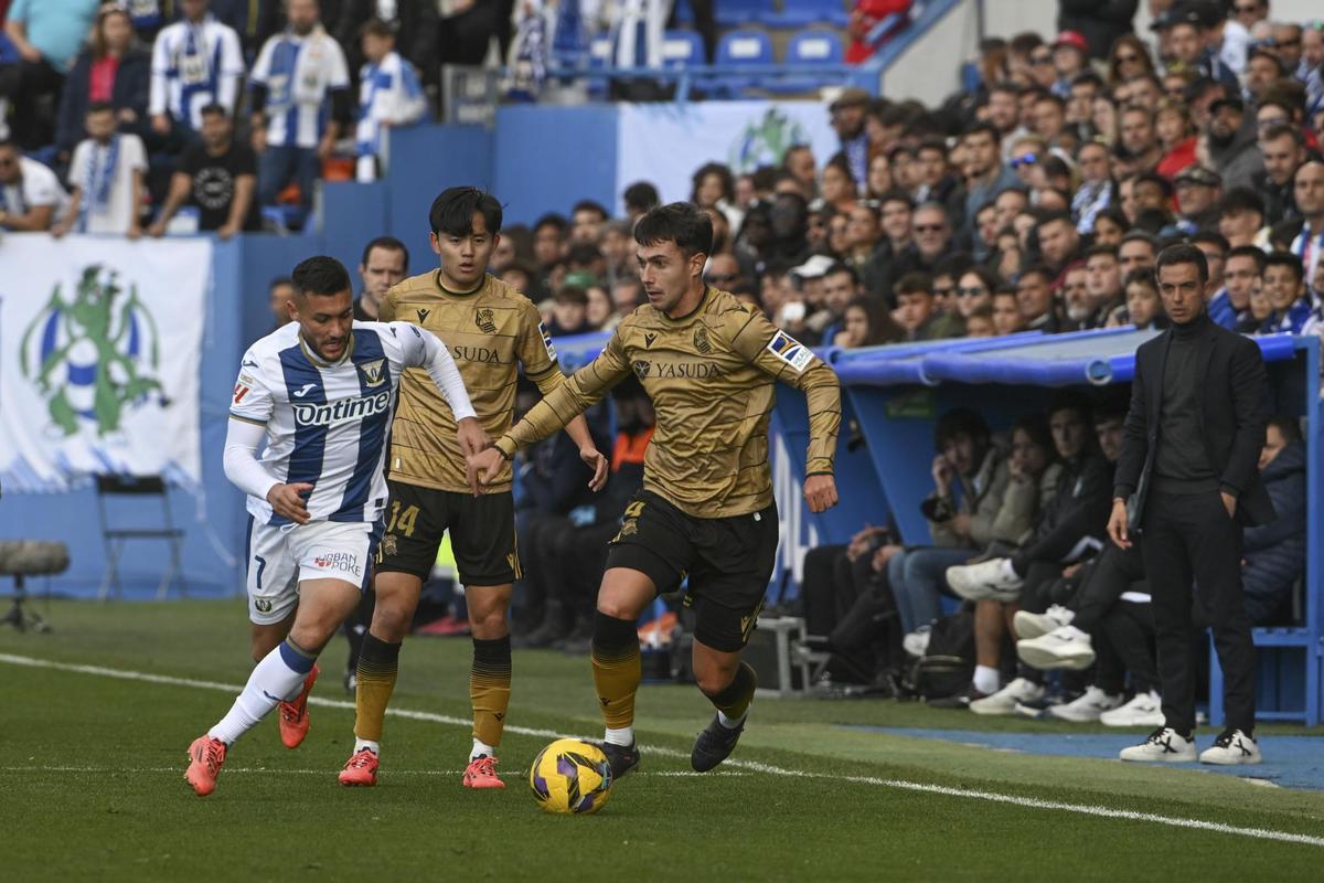 Óscar Rodríguez lucha por el balón contra Martín Zubimendi durante el partido de LaLiga entre el Leganés y la Real Sociedad