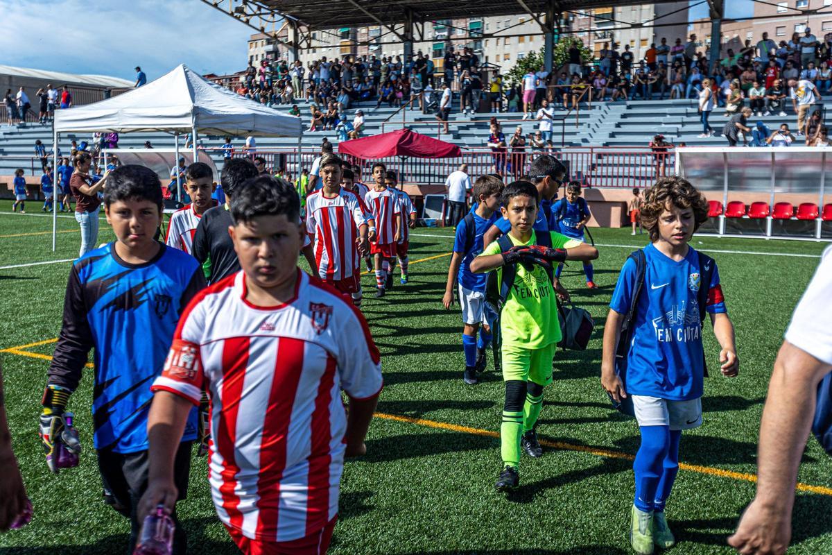 La Mina celebra su primera Champions infantil