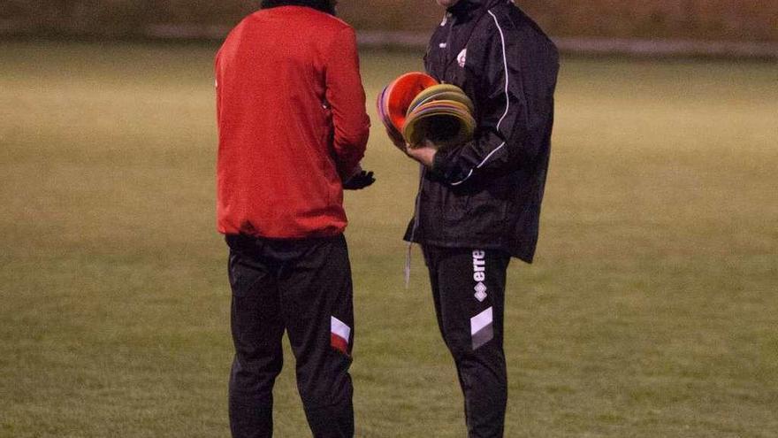 Carlos Tornadijo conversa con Mario Sopale durante un entrenamiento.