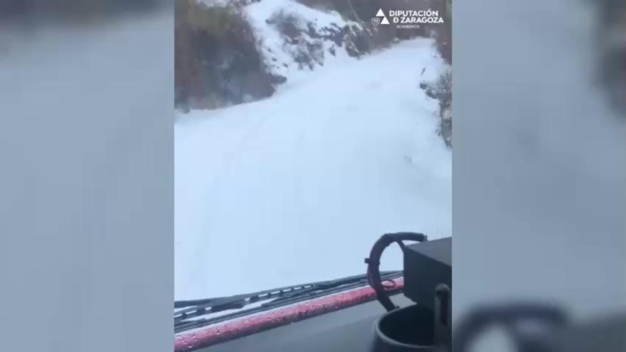 Bomberos de la DPZ despejan la nieve de una carretera.