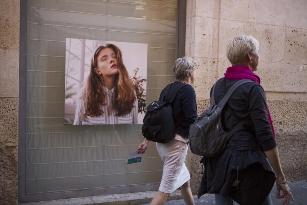 PhotoAlicante bate su récord de intervenciones urbanas y saca a la calle los proyectos de 14 artistas entre Alicante y Sant Joan.