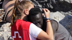 Luna, voluntaria de la Cruz Roja, consolando a un migrante en Ceuta.