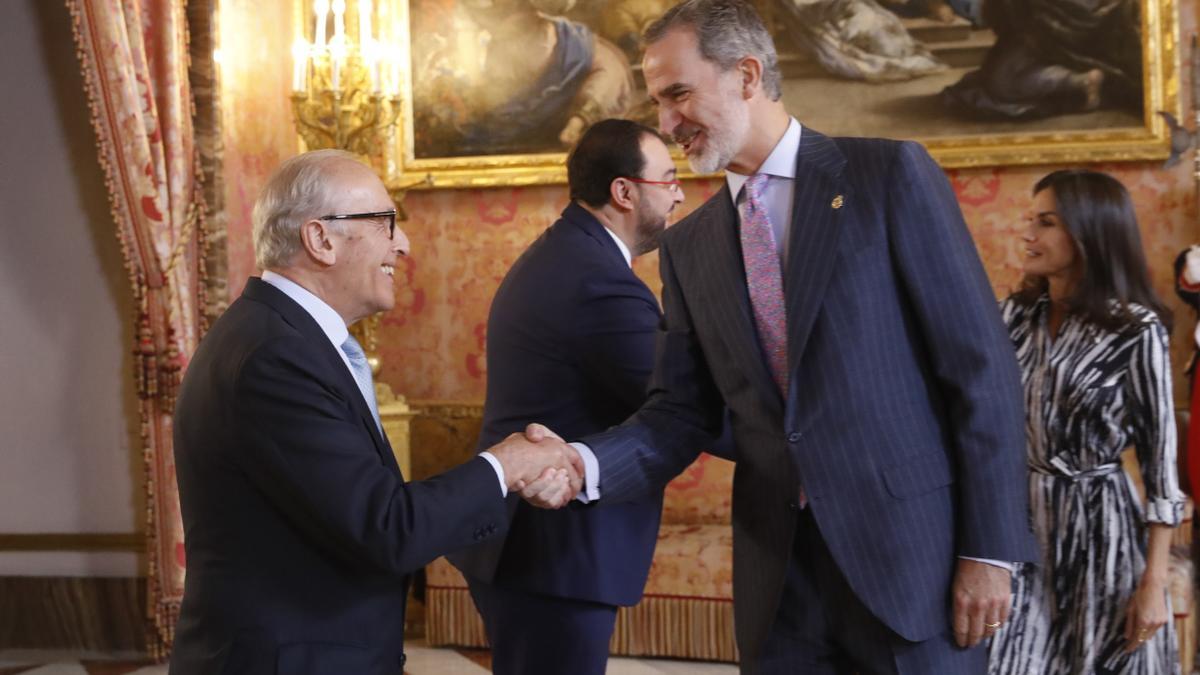 El Rey saluda al presidente de la Fundación Princesa de Asturias, Luis Fernández-Vega; detrás, Adrián Barbón saluda a la Reina Letizia.