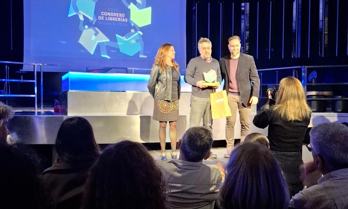 Óscar Porral, en el centro, al recibir el Premio Nuevas Librerías 2026 en Valencia