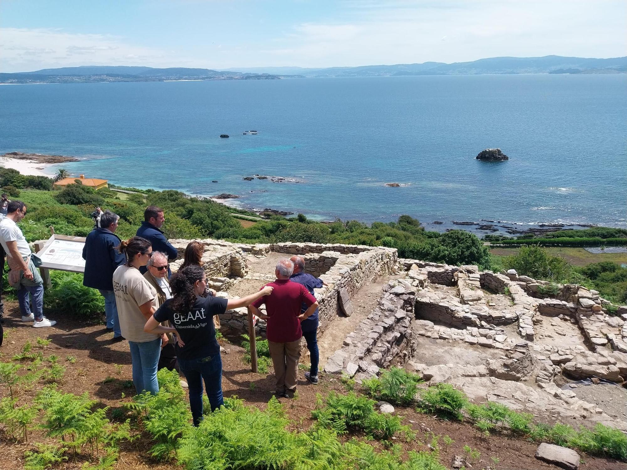 Visita a la isla de Ons: la antigua capilla de San Xaquín y el yacimiento de Castelo dos Mouros