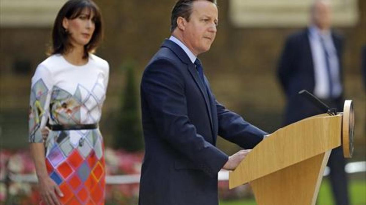 El anuncio 8David Cameron, con su esposa, Samantha, en junio, cuando comunicó su renuncia.