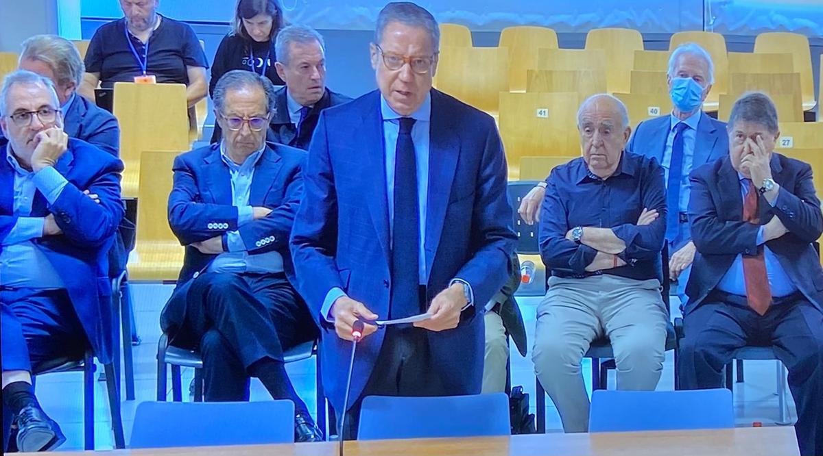 Zaplana en su alegato final que ha leído, de pie, ante el tribunal.