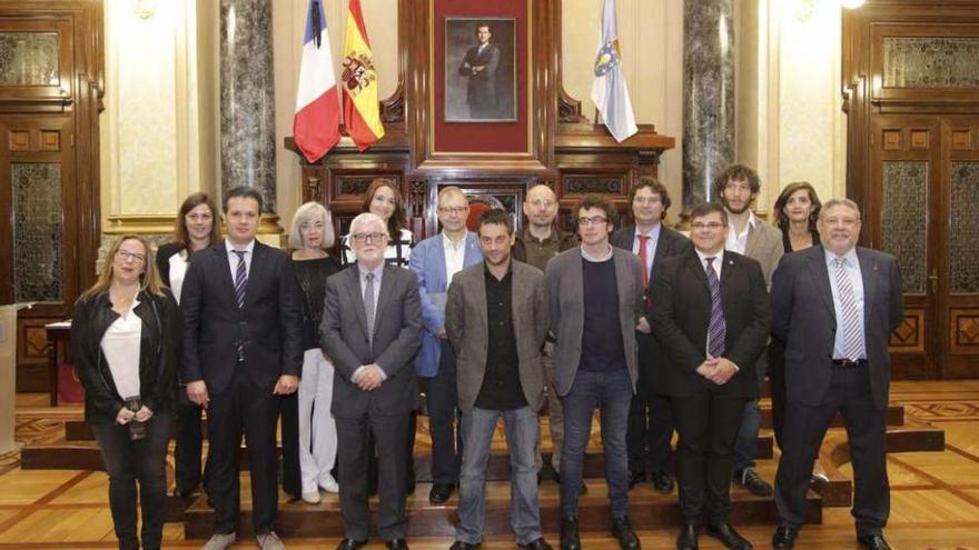 Foto de familia de los galardonados y los encargados de entregar los premios Prisma, ayer, en el Concello.