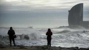 Temporal de viento y olas en la playa de la Barceloneta.