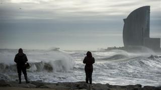 El viento rompe árboles y toldos, con rachas de más de 100 km/h en Barcelona y el resto de Catalunya