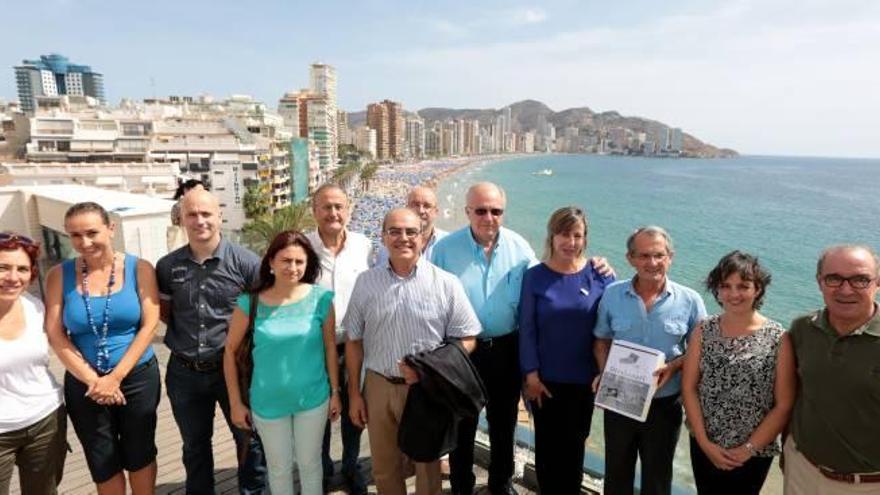 Algunos autores de la obra, ediles y otros invitados, tras la presentación