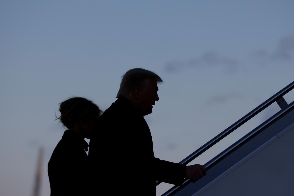 Donald Trump y Melania Trump, al subir al avión para abandonar por última vez la Casa Blanca