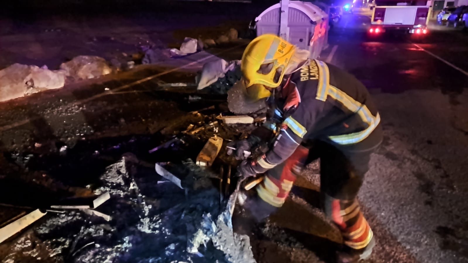 Un bombero sofoca el fuego en un contenedor en la calle Iguaz�, en Arrecife.jpeg