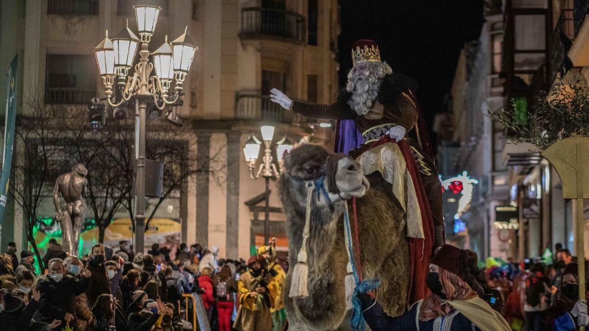 Un desfile real bajo la lluvia