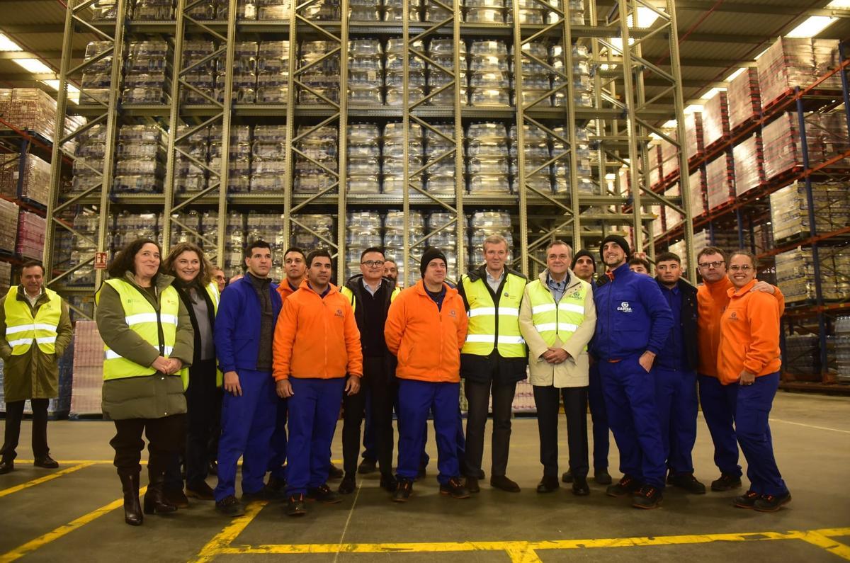 Rueda posa con los trabajadores del programa Retorna en Gadisa