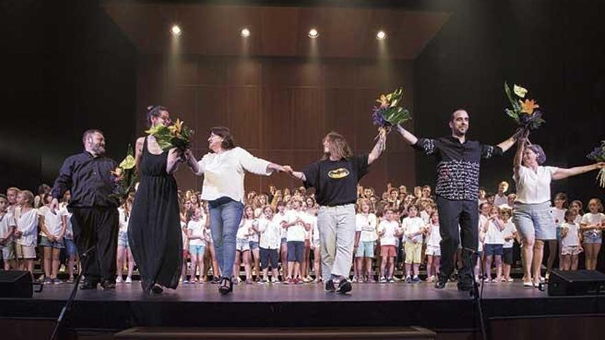 Los responsables de los coros del Teatre Principal, ramo de flores en mano.