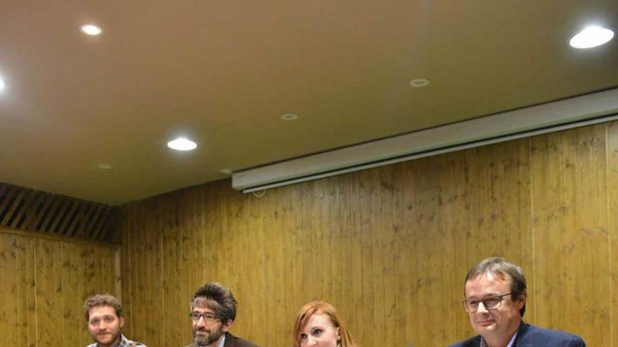 Germán Fernández, el ganador, Bastián Robinson, María Rosa Morán y Ricardo V. Montoto, en el acto de entrega del premio.