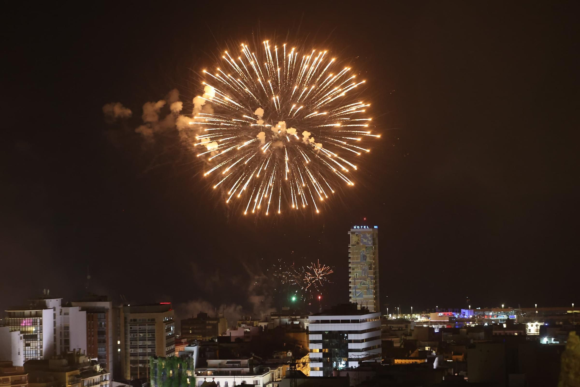 Así ha sido el espectáculo de la pirotecnia Gironina desde el Castillo de San Fernando en Alicante