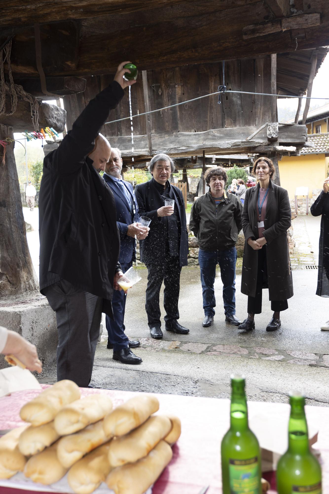 Shigeru Ban disfruta en Asturias: el arquitecto premio "Princesa" de la Concordia visita los hórreos