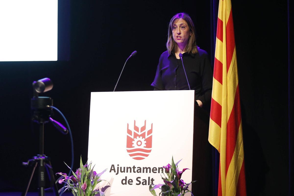 Salt. Teatre. Entrega del Premi Tres de Març a Felix Mussoll (rector de la parroquia de Sant Cugat). Cristina Alarcon (alcaldessa de Salt).