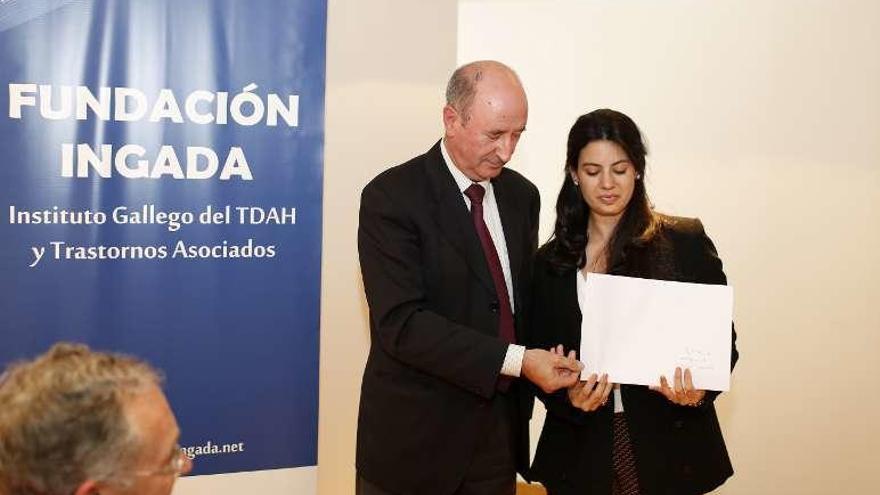 Alba Sardá recibe el premio al proyecto ganador, ayer, en A Coruña.